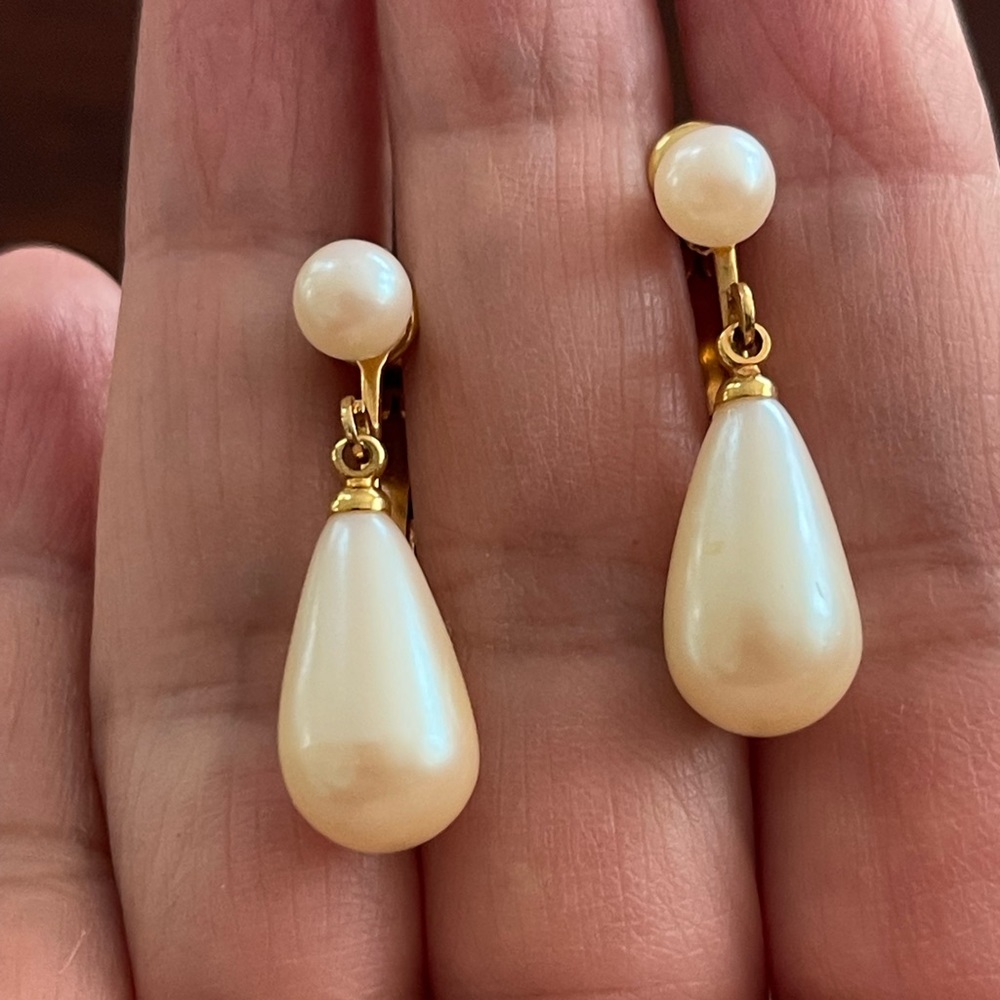Vintage faux pearl gold tone screw back drop earrings